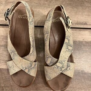 Dansko women’s sandals size 39 Euro 8.5-9 US Great condition !